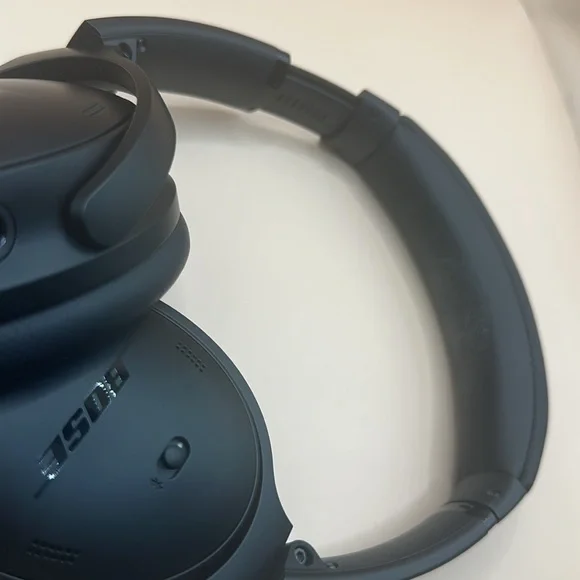 Bose QuietComfort 45 Bluetooth Wireless Noise Cancelling Headphones - Picture 5 of 6